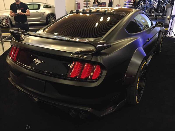 ĐUÔI GIÓ CARBON MUSTANG