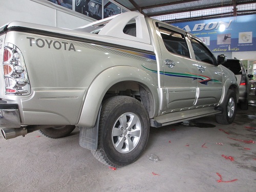 TRANG TRÍ THÂN XE TOYOTA HILUX 